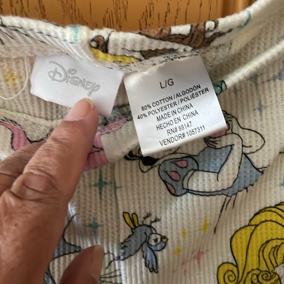 Women’s 2 piece Disney Thermal pajamas size large - Picture 5 of 5